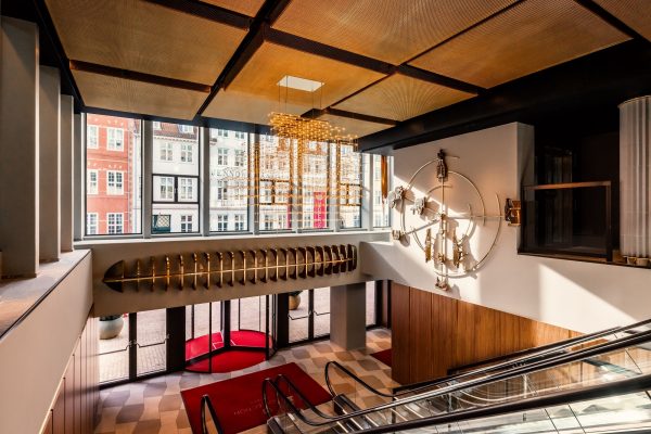 PAHLFER Brass SP.50 &#8211; NH_Collection_Copenhagen_Lobby_and_reception_main_entrance_with_escalator