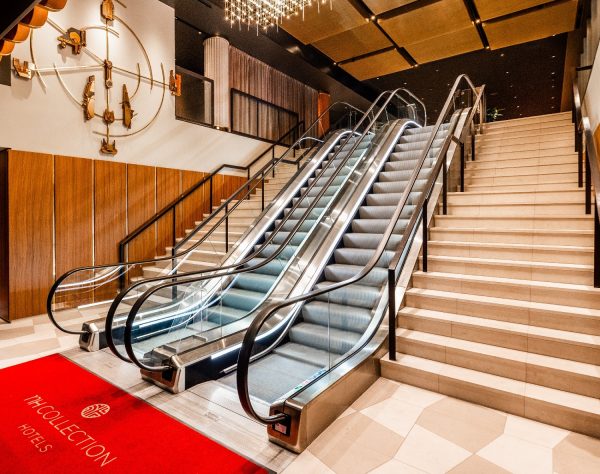 PAHLFER Flätad mässing NH_Collection_Copenhagen_Lobby_and_reception_welcome_carpet_with_escalator